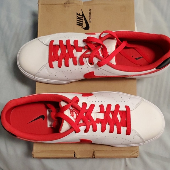 Nike tennis shoes - Picture 2 of 2